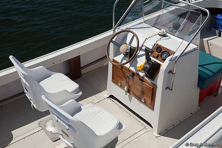 The 21 foot Boston Whaler Outrage motorboat rental in Manset
