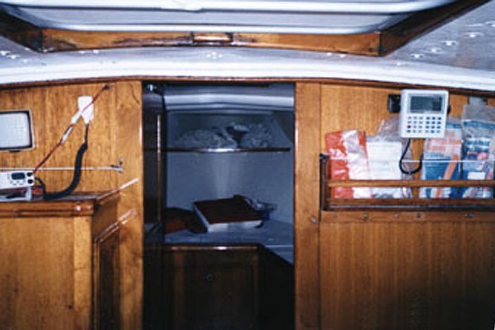 The Cal 25 foot WindDrift Sailboat Rental interior